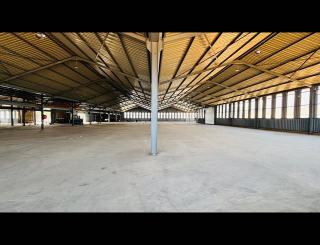 3,740M² WAREHOUSE TO LET IN CHAMDOR